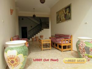 een woonkamer met twee grote vazen op de vloer bij Sunny Luxor in Luxor