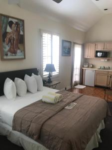 Кровать или кровати в номере New Orleans House - Gay Male Adult Guesthouse