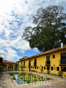 un edificio amarillo con las palabras pascua de agua terminal en Hotel Hacienda El Salitre, en Paipa