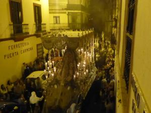 セビリアにあるCharming luminous flat in the center of Sevilleの大きなシャンデリアのある部屋に立つ人々