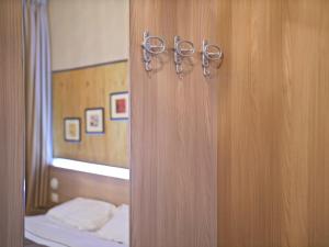 un paio di occhiali appesi ad una porta in una camera da letto di Locanda Papà Nenè a Osnago