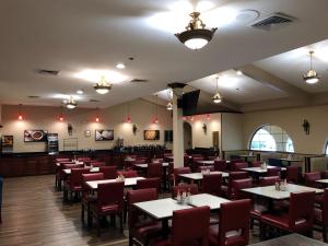 restauracja ze stołami i krzesłami oraz bar w obiekcie Best Western Plus Heritage Inn w mieście Stockton