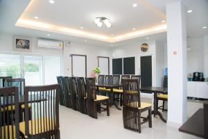 une salle à manger avec une table et des chaises dans l'établissement Sirin Boutique, à Nakhon Ratchasima