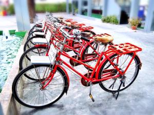 een rij rode fietsen geparkeerd naast elkaar bij Eco Inn Lite Ubon Ratchathani in Ubon Ratchathani