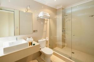 Best Western Plus Hotel Stellar في سيدني: حمام مع مرحاض ومغسلة ودش