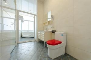 un bagno con un water, un lavandino e una vasca di Kenting 213 Homestay a Città Vecchia di Hengchun