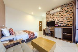 una camera d'albergo con letto king-size e cucina di Kenting 213 Homestay a Città Vecchia di Hengchun