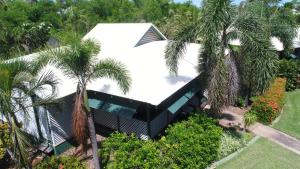 Taman di luar Cocos Beach Bungalows