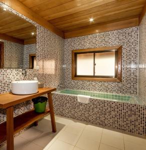 een badkamer met een bad en een wastafel bij Angkor Heart Bungalow in Siem Reap