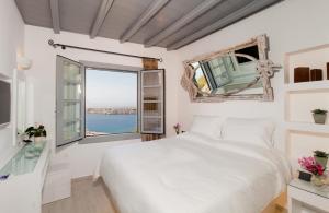 Säng eller sängar i ett rum på Lindos Shore Boutique Villa with sea view