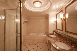 a bathroom with a tub and a sink and a mirror at Grand Nikko Tokyo Daiba in Tokyo