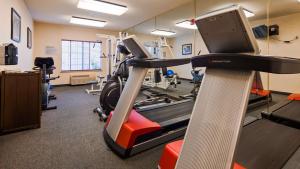 un gimnasio con máquinas de correr y una cinta de correr en Best Western Airport Inn & Suites Oakland en Oakland