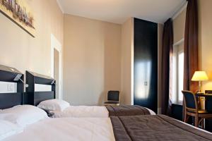 Postel nebo postele na pokoji v ubytování Logis Hotel des Bourbons