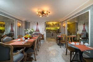 ein Restaurant mit Tischen und Stühlen und einer Küche in der Unterkunft Amofta Hotel Taksim in Istanbul
