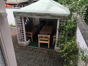 einen Pavillon mit einem Tisch und Stühlen in der Unterkunft Drei Linden Harz in Wolfenbüttel