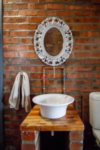 Bilik mandi di Rustic Retreat Apartment in Durbanville +41 gambar