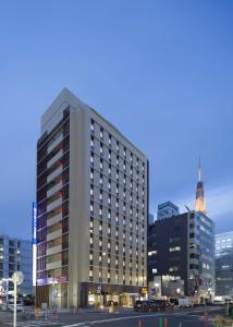 名古屋市にある三交イン名古屋錦 ～四季乃湯～の夜の街の高層ビル