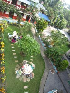 Taman di luar New Annapurna Guest House