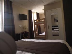 Postel nebo postele na pokoji v ubytování Logis Hotel des Bourbons