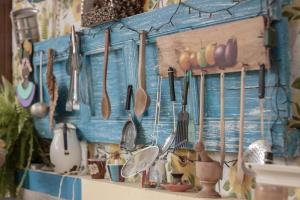 ein Haufen Utensilien, die an einer Wand hängen in der Unterkunft La Divina Providencia in Jardin