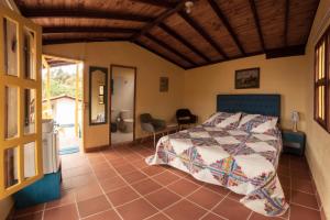 ein Schlafzimmer mit einem Bett in einem Zimmer in der Unterkunft La Divina Providencia in Jardin