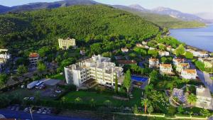 eine Luftansicht eines Resorts neben dem Wasser in der Unterkunft Hotel Akbulut & Spa in Güzelçamlı