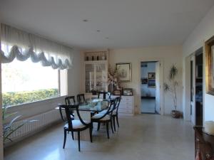 uma sala de jantar com uma mesa de vidro e cadeiras em Villa Solius em Santa Cristina d'Aro