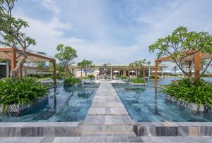 una foto della piscina del resort di FLC Luxury Hotel Samson a Sầm Sơn
