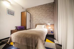Postel nebo postele na pokoji v ubytování Vulcan Hotel
