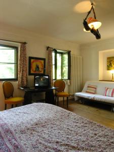 um quarto com uma cama e um sofá em Haus Wartenberg em Salzburgo