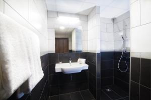 Koupelna v ubytování Vulcan Hotel