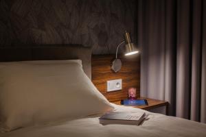 Postel nebo postele na pokoji v ubytování Vulcan Hotel