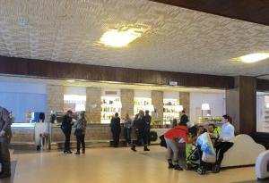 a group of people standing in a store lobby at Aremogna Appartamento Sulle Piste da Sci in Roccaraso