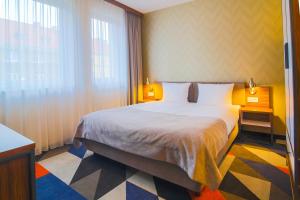 Postel nebo postele na pokoji v ubytování Vulcan Hotel