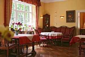 ห้องอาหารหรือที่รับประทานอาหารของ Rhön Hotel Waldcafé St. Georg