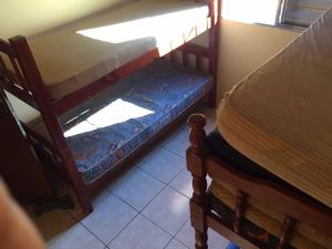 Casa em Itanhaem في إيتانهايم: إطلالة علوية على سريرين بطابقين في غرفة