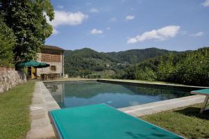 a swimming pool in front of a house at Villa Bottino in San Martino in Freddana