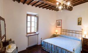 um quarto com uma cama e uma janela em Villa Casa Tonio em Valgiano