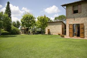 a house with a large yard with green grass at La Fonte by Salogi Villas in Palaia