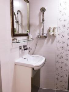 A bathroom at Hong Kong Tai San Guest House (Harilela Branch)