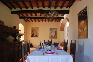 comedor con mesa y mantel blanco en Villa Magrini, en San Gennaro