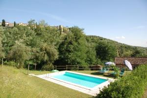 una piscina en el patio de una casa en Villa Magrini, en San Gennaro