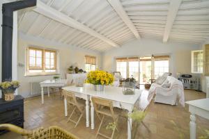 曼恰諾的住宿－聖巴貝拉別墅，客厅配有白色的桌子和椅子