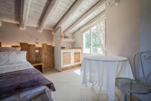a bedroom with a bed and a table and a window at Casa Al Fiume in Ponti Sul Mincio