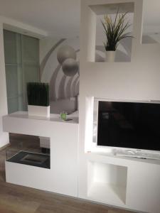 sala de estar con TV y pared blanca en Apartment Ferienwohnung en Sulzbach