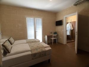 Letto o letti in una camera di GozoWindmill Apartments