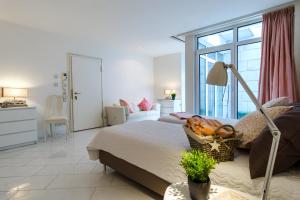 ハノーファーにあるSuite-Home EXPO MESSEのベッドルーム1室(ベッド1台、大きな窓付)