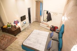 ミラッツォにあるGiò Galà Relaisのベッドとテレビのあるリビングルーム