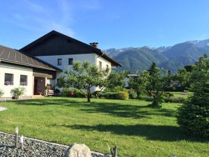 a house with a yard with green grass at Ferienhaus Miklin in Bleiburg