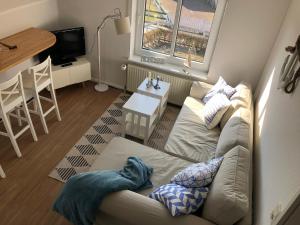 ein Wohnzimmer mit einem Sofa und einem Tisch in der Unterkunft Petine Langeoog in Langeoog